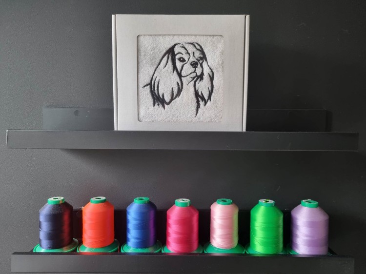 Elegancki ręcznik bawełniany z haftem Cavalier King Charles Spaniel, zapakowany w pudełko z okienkiem – personalizowany prezent dla wielbiciela psów.