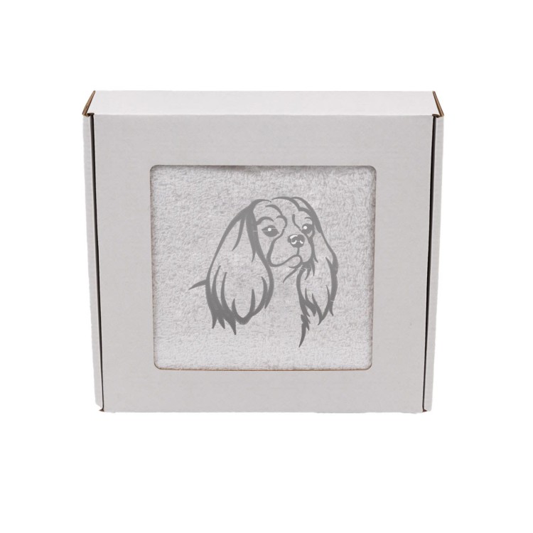 Elegancki ręcznik bawełniany z haftem Cavalier King Charles Spaniel, zapakowany w pudełko z okienkiem – personalizowany prezent dla wielbiciela psów.