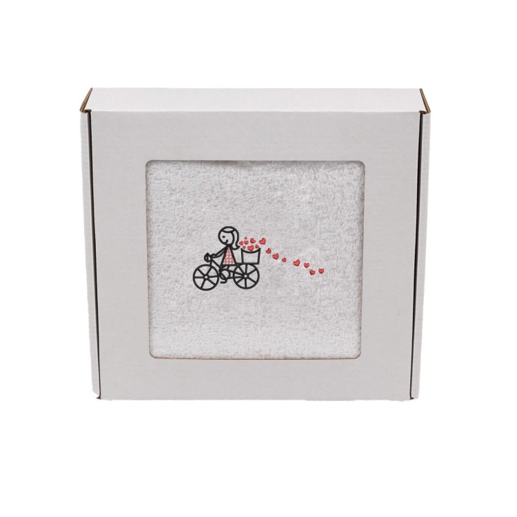 ręcznik z haftem dziewczynka z serduszkami