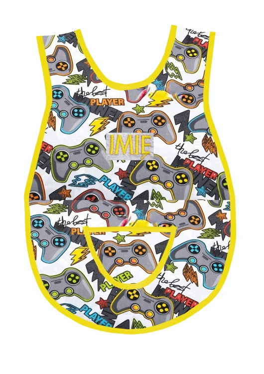 Bawełniany fartuszek do przedszkola z wzorem w pady, gry i z dużym personalizowanym haftem imienia oraz nazwiska dziecka, żółta lamówka