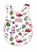 Bawełniany fartuszek do przedszkola dla dziewczynki z wzorem we flamingi i papugi i dużym personalizowanym haftem imienia oraz nazwiska dziecka, różowa lamówka