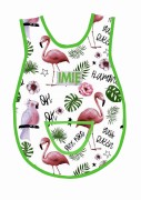 Bawełniany fartuszek do przedszkola dla dziewczynki z wzorem we flamingi i papugi i dużym personalizowanym haftem imienia oraz nazwiska dziecka, zielona lamówka