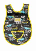Bawełniany fartuszek do przedszkola z wzorem w autka, monster trucki i dużym personalizowanym haftem imienia oraz nazwiska dziecka, żółta lamówka