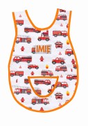 Bawełniany fartuszek do przedszkola z wzorem w wozy strażackie i dużym personalizowanym haftem imienia oraz nazwiska dziecka, pomarańczowa lamówka