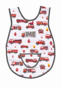 Bawełniany fartuszek do przedszkola z wzorem w wozy strażackie i dużym personalizowanym haftem imienia oraz nazwiska dziecka, szara lamówka