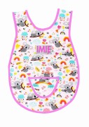 Bawełniany fartuszek do przedszkola z wzorem w misie koala i z dużym personalizowanym haftem imienia oraz nazwiska dziecka, różowa lamówka