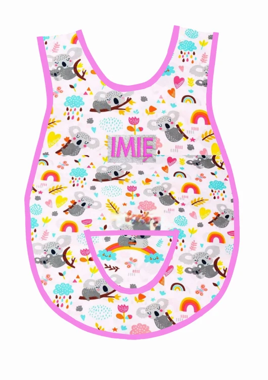 Bawełniany fartuszek do przedszkola z wzorem w misie koala i z dużym personalizowanym haftem imienia oraz nazwiska dziecka, różowa lamówka