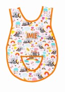 Bawełniany fartuszek do przedszkola z wzorem w misie koala i z dużym personalizowanym haftem imienia oraz nazwiska dziecka, pomarańczowa lamówka