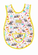 Bawełniany fartuszek do przedszkola z wzorem w misie koala i z dużym personalizowanym haftem imienia oraz nazwiska dziecka, żółta lamówka