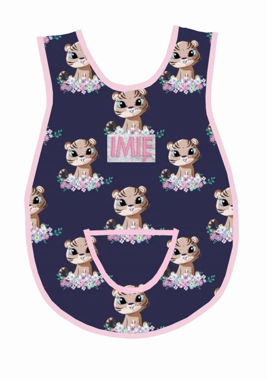 fartuszek tygryski w kwiatach granatowe tło wz 1570  jasny róż lamówka.jpg