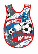 Bawełniany fartuszek do przedszkola  z wzorem w football, piłki i dużym personalizowanym haftem imienia oraz nazwiska dziecka, czerwona lamówka