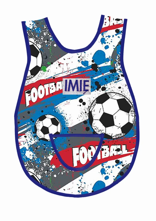Bawełniany fartuszek do przedszkola  z wzorem w football, piłki i dużym personalizowanym haftem imienia oraz nazwiska dziecka, granatowa lamówka