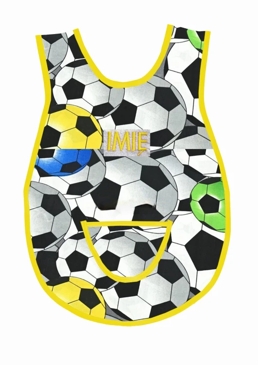Bawełniany fartuszek do przedszkola  z wzorem w piłki nożne, football i dużym personalizowanym haftem imienia oraz nazwiska dziecka, żółta lamówka