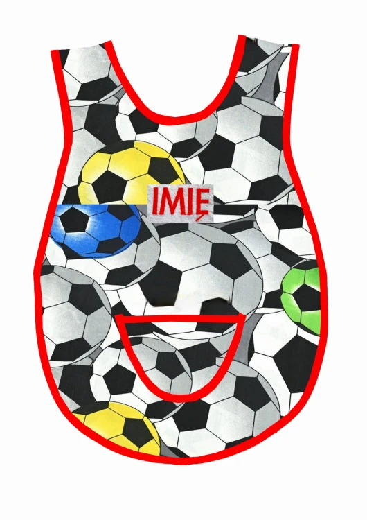 Bawełniany fartuszek do przedszkola  z wzorem w piłki nożne, football i dużym personalizowanym haftem imienia oraz nazwiska dziecka, czerwona lamówka