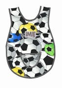 Bawełniany fartuszek do przedszkola  z wzorem w piłki nożne, football i dużym personalizowanym haftem imienia oraz nazwiska dziecka, szara lamówka