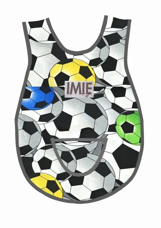 Bawełniany fartuszek do przedszkola  z wzorem w piłki nożne, football i dużym personalizowanym haftem imienia oraz nazwiska dziecka, szara lamówka
