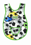 Bawełniany fartuszek do przedszkola  z wzorem w piłki nożne, football i dużym personalizowanym haftem imienia oraz nazwiska dziecka, zielona lamówka
