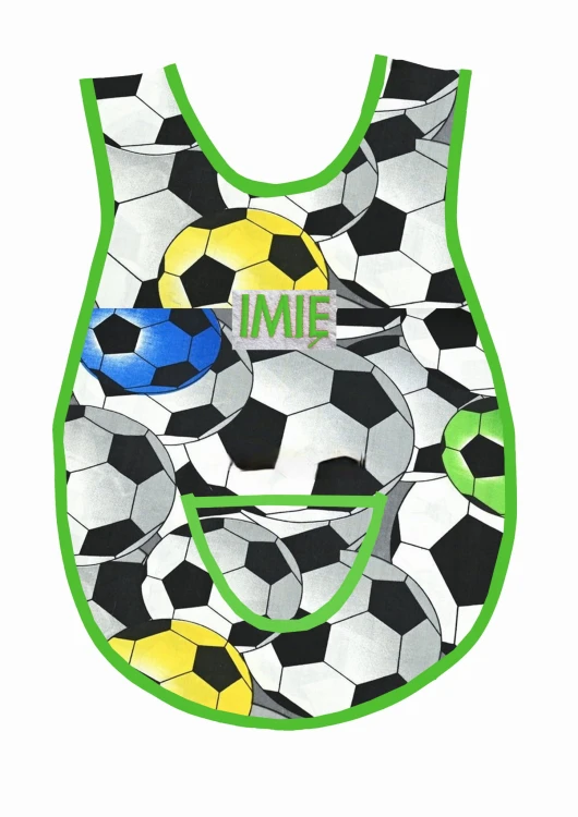 Bawełniany fartuszek do przedszkola  z wzorem w piłki nożne, football i dużym personalizowanym haftem imienia oraz nazwiska dziecka, zielona lamówka