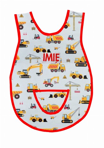 Bawełniany fartuszek do przedszkola  z wzorem w maszyny budowalne, koparki, betoniarki i dużym personalizowanym haftem imienia oraz nazwiska dziecka, czerwona lamówka