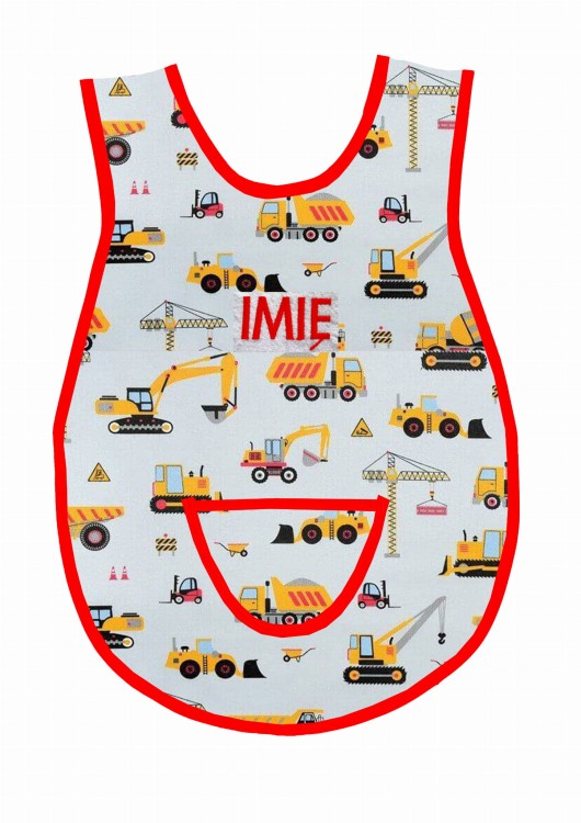 Bawełniany fartuszek do przedszkola  z wzorem w maszyny budowalne, koparki, betoniarki i dużym personalizowanym haftem imienia oraz nazwiska dziecka, czerwona lamówka