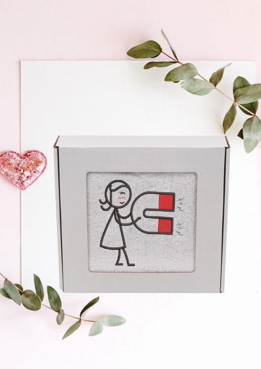 ręcznik w pudełku tło różowe dziewczynka z magnesem