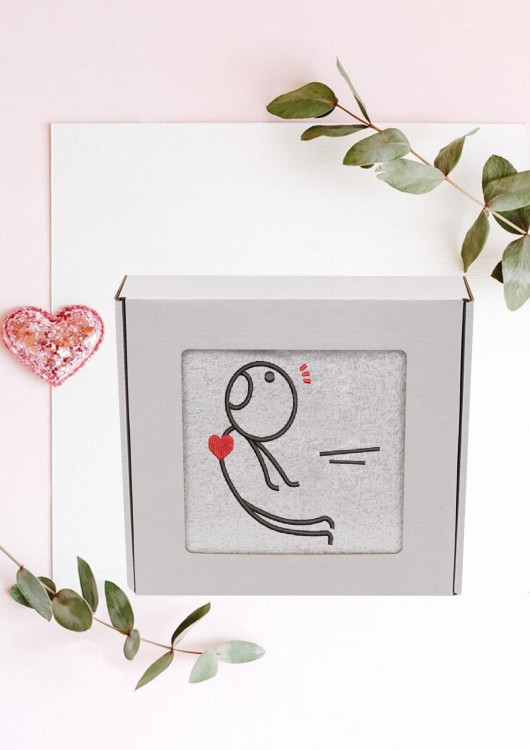 ręcznik w pudełku rózowe tło chłopiec z magnesem