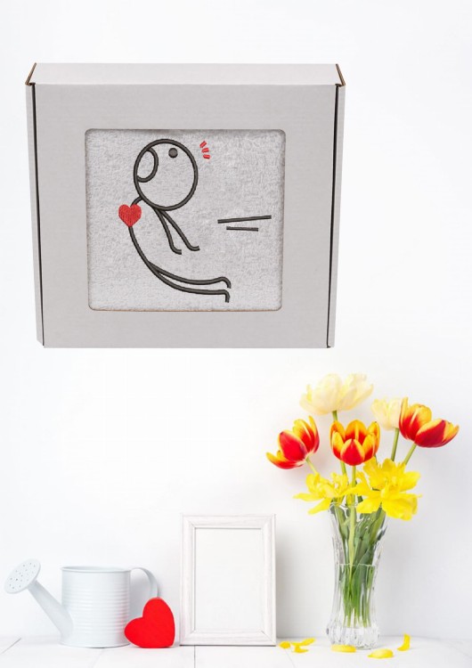 recznik w pudełku czerwone tło chłopiec z magnesem