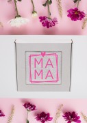 Ręcznik z personalizowanym haftem na Dzień Mamy biały, bawełna frotte 500 g,  zapakowany na prezent w pudełko z okienkiem