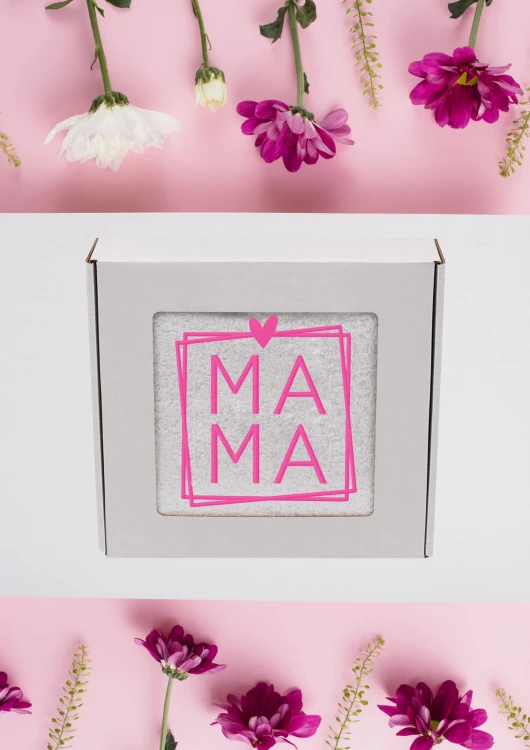 Ręcznik z personalizowanym haftem na Dzień Mamy biały, bawełna frotte 500 g,  zapakowany na prezent w pudełko z okienkiem
