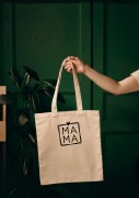 Kobieta niosąca torbę bawełnianą z personalizowanym haftem – praktyczny prezent na Dzień Mamy w użyciu.