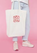 Kobieta niosąca torbę bawełnianą z personalizowanym haftem – praktyczny prezent na Dzień Mamy w użyciu.