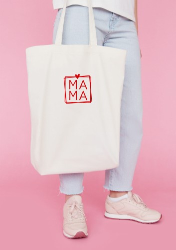 Kobieta niosąca torbę bawełnianą z personalizowanym haftem – praktyczny prezent na Dzień Mamy w użyciu.