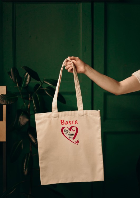 Kobieta niosąca torbę bawełnianą z personalizowanym haftem – praktyczny prezent na Dzień Mamy w użyciu.