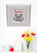 Personalizowany biały ręcznik z haftem "Cat Mom" i grafiką kota, zapakowany w ozdobne pudełko z okienkiem.