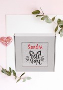 Personalizowany biały ręcznik z haftem "Cat Mom" i grafiką kota, zapakowany w ozdobne pudełko z okienkiem.