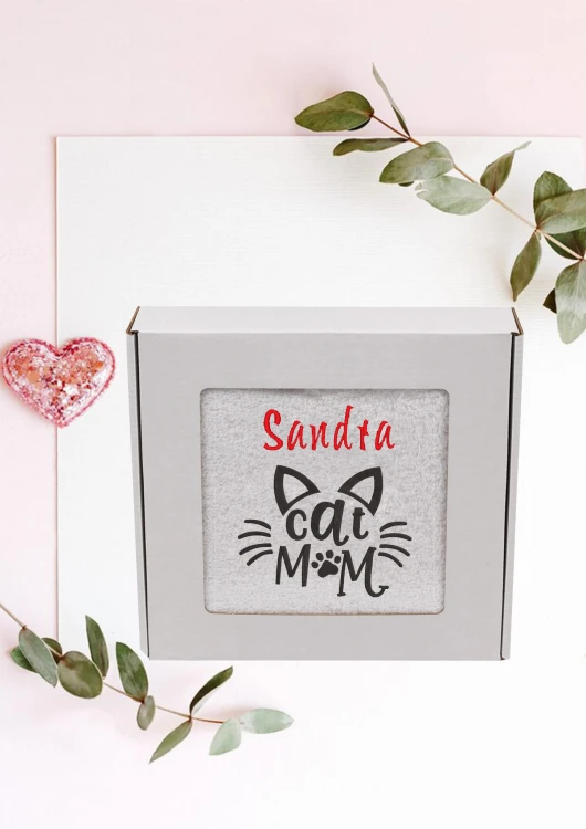 Personalizowany biały ręcznik z haftem "Cat Mom" i grafiką kota, zapakowany w ozdobne pudełko z okienkiem.