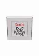 Personalizowany biały ręcznik z haftem "Cat Mom" i grafiką kota, zapakowany w ozdobne pudełko z okienkiem.