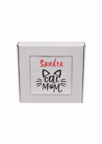 Personalizowany biały ręcznik z haftem "Cat Mom" i grafiką kota, zapakowany w ozdobne pudełko z okienkiem.