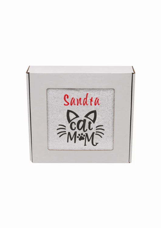 Personalizowany biały ręcznik z haftem "Cat Mom" i grafiką kota, zapakowany w ozdobne pudełko z okienkiem.