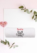 Detal haftu komputerowego "Cat Mom" na grubym białym ręczniku frotte 500g – widoczna wysoka jakość splotu.