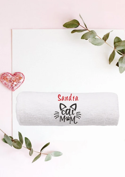 Detal haftu komputerowego "Cat Mom" na grubym białym ręczniku frotte 500g – widoczna wysoka jakość splotu.