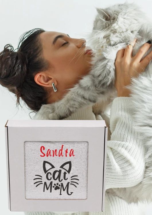 Detal haftu komputerowego "Cat Mom" na grubym białym ręczniku frotte 500g – widoczna wysoka jakość splotu.