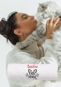 Detal haftu komputerowego "Cat Mom" na grubym białym ręczniku frotte 500g – widoczna wysoka jakość splotu.