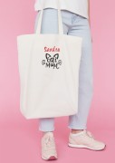 Biała torba bawełniana z białym haftem "Cat Mom" i subtelną grafiką kocich uszu – zbliżenie na detale haftu.