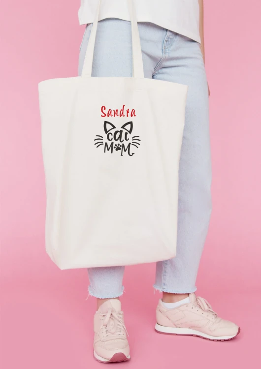 Biała torba bawełniana z białym haftem "Cat Mom" i subtelną grafiką kocich uszu – zbliżenie na detale haftu.