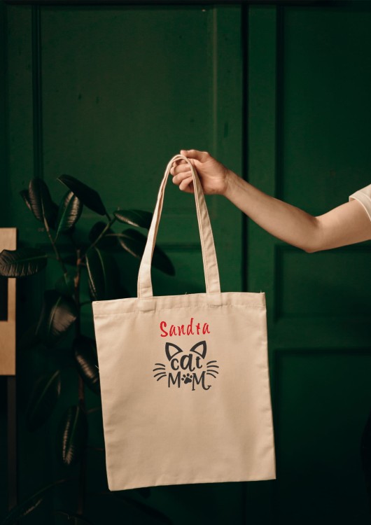 Naturalna torba bawełniana z białym haftem "Cat Mom" i subtelną grafiką kocich uszu – zbliżenie na detale haftu.