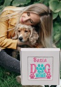 Biały ręcznik premium z personalizowanym  haftem "Dog Mama", zapakowany w eleganckie pudełko z okienkiem na prezent.