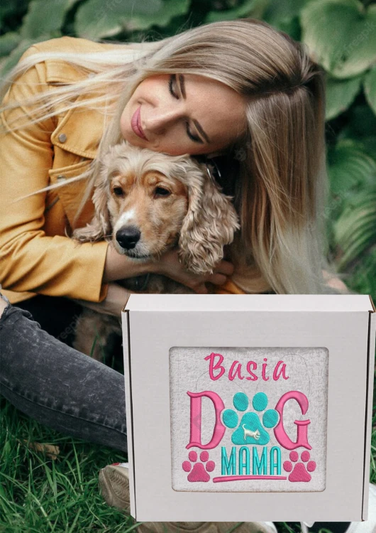 Biały ręcznik premium z personalizowanym  haftem "Dog Mama", zapakowany w eleganckie pudełko z okienkiem na prezent.