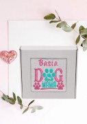 Biały ręcznik premium z personalizowanym  haftem "Dog Mama", zapakowany w eleganckie pudełko z okienkiem na prezent.