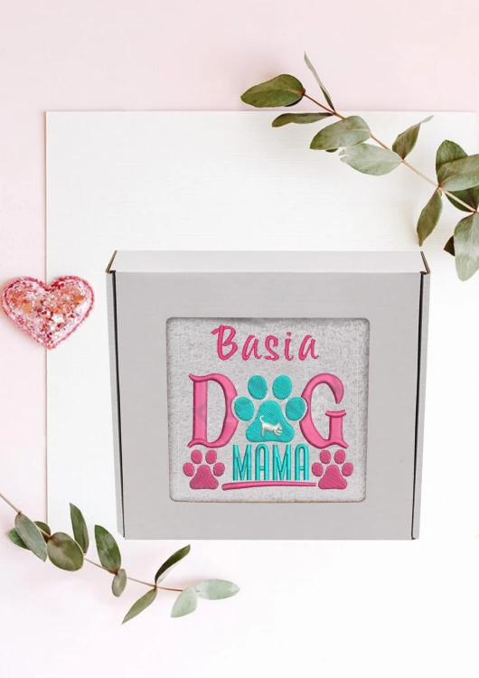 Biały ręcznik premium z personalizowanym  haftem "Dog Mama", zapakowany w eleganckie pudełko z okienkiem na prezent.